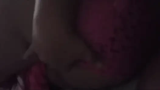 Я снимаю на видео мою сводную сестру, не осознавая этого, и я ласкаю ее и положил на нее руку