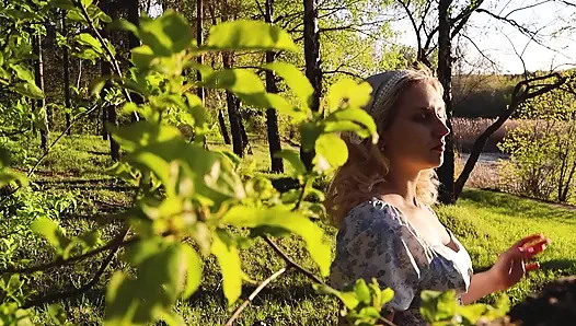 Ein mädchen aus dem dorf, das raucht