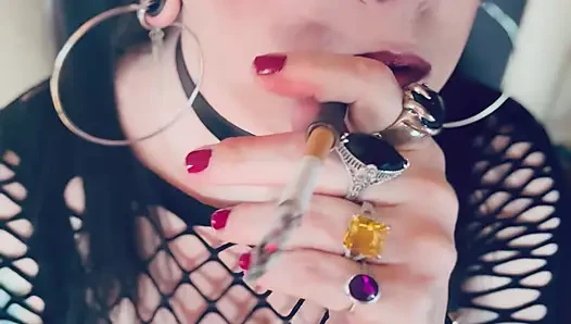 Tina snua si gadis gotik lagi asik merokok sambil pakai korek api