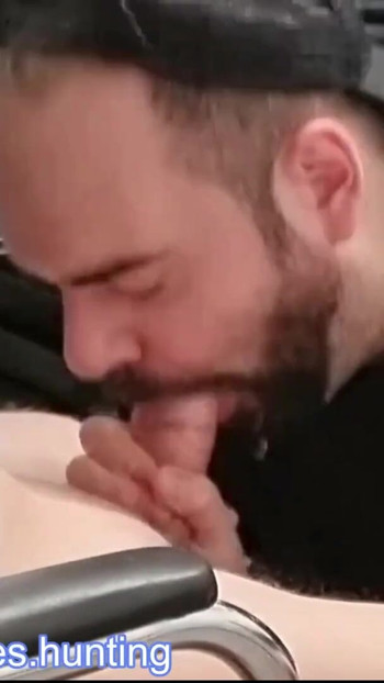 "Heteroseksüel yalnız güvenlik çalışanı baştan çıkarılıyor" dan epik an