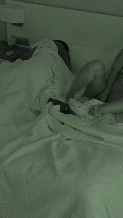 "Aldatan evli kadın kocasının yanında porno izliyor. Neredeyse yakalanıyor!!"