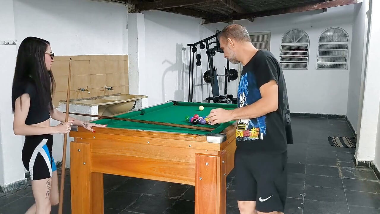 Dejando a la flaca completamente desnuda