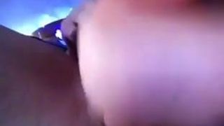 Geile rijpe vrouw neukt haar kutje tot een orgasme