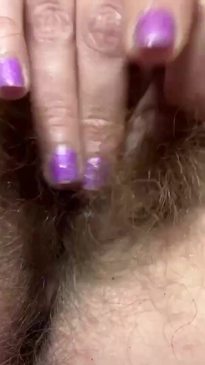 Hairy girl rubbing out her big clit | Clip 1