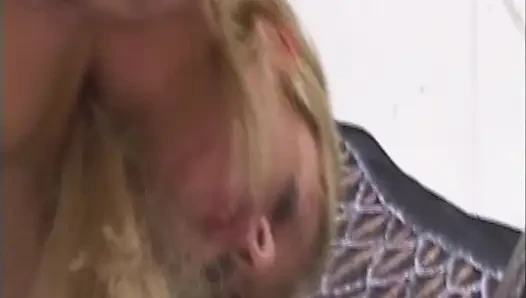 Cewek nakal rambut pirang ini lagi asik fingering memek beceknya di luar ruangan sampai muncrat