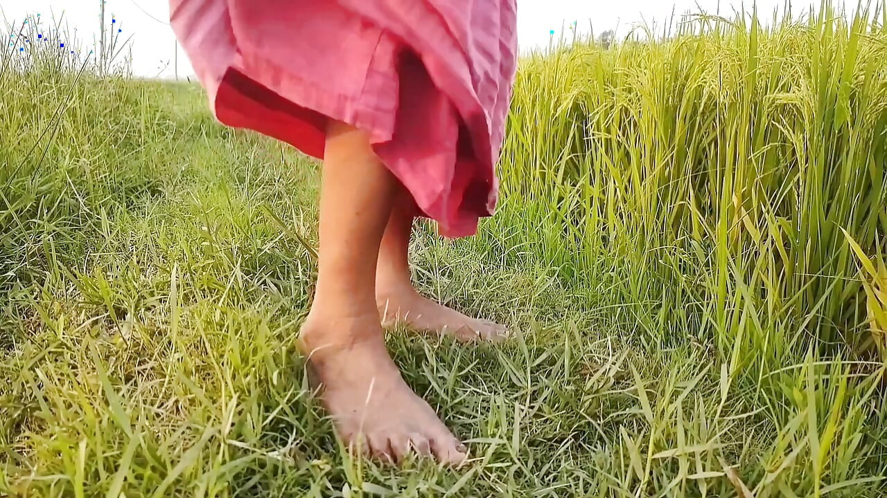 Je Nomita Boudi buiten plassen en ik stopte mijn vinger in haar poesje en vingerde haar.