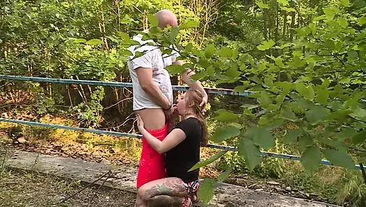 Горячая и хорошенькая брюнетка дрочит сиськами и трахается на улице