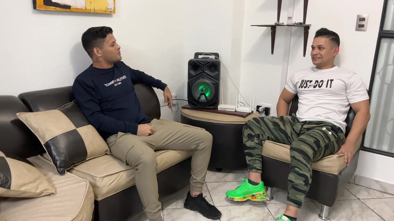 我喜欢我的好朋友在我身边休息时在我的绿帽老公旁边操我 - ntr netorare