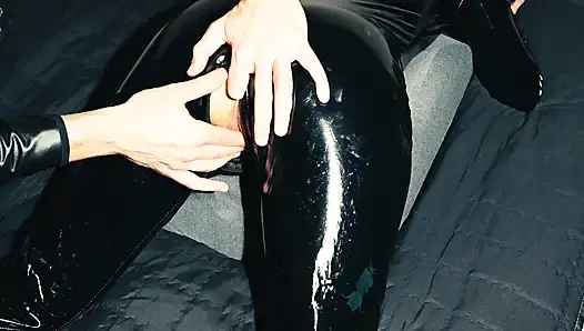 Er Wichst Mir Mit Einem Finger in Den Arsch