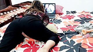 Индийская студентка испытывает оргазм во время просмотра ее собственного порно-фильма дези на ноутбуке