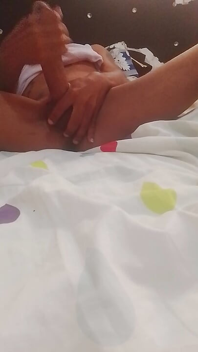 Bărbatul dotat își masturbează pula