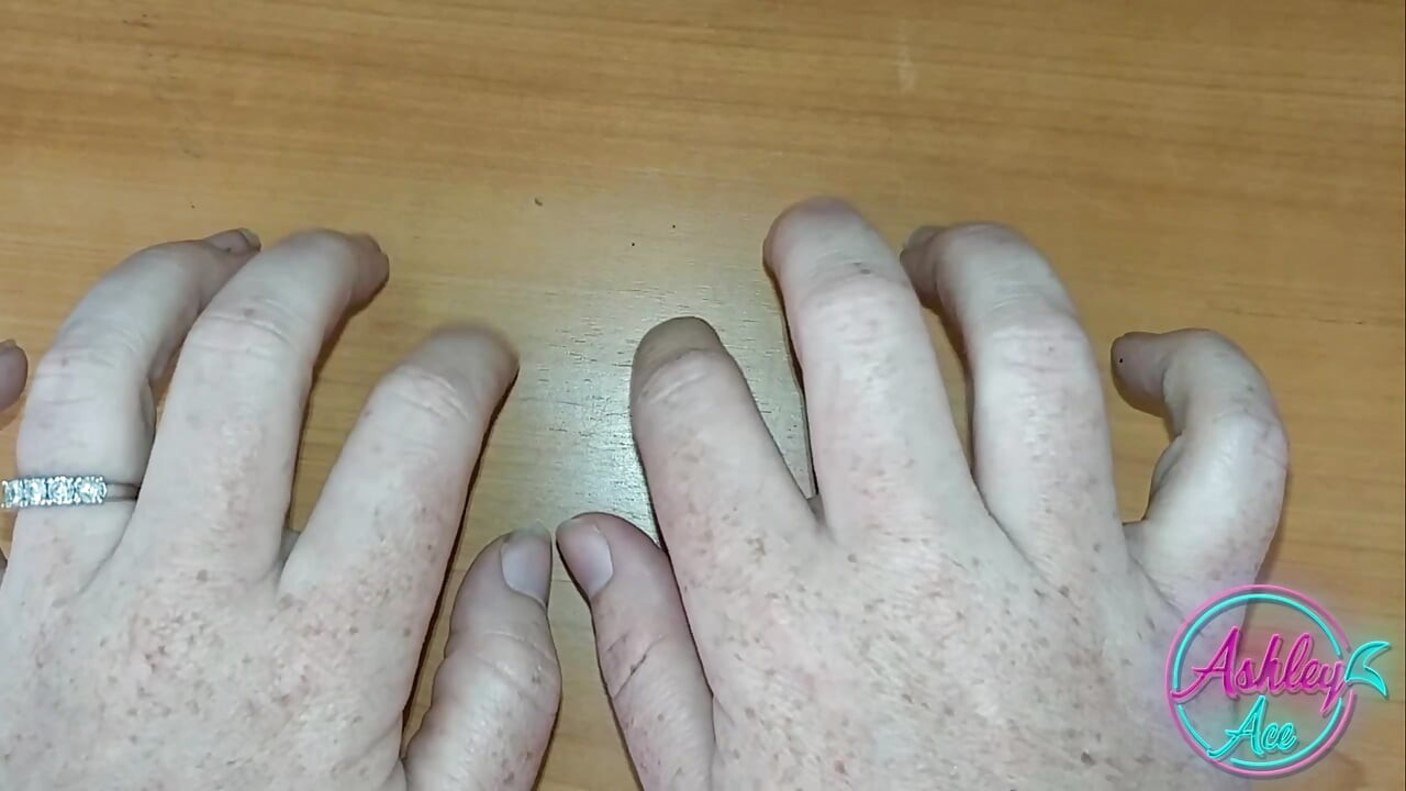 Ashley Ace se fute cu degetul