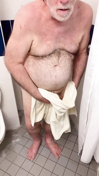 Shower Time for Coach Karl 6765