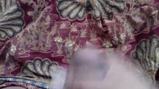 Leche en el sexy vestido de Lungi de la suegra