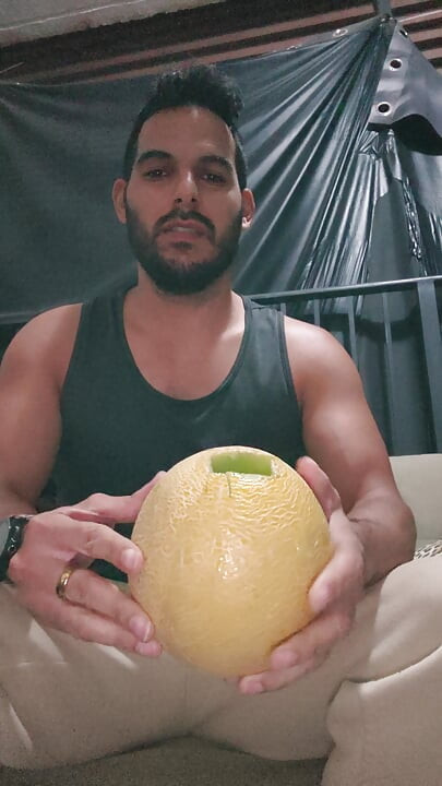 Fetiș cu mâncare cu pepeni îți auzi gâtul fluierând pe pula mea?