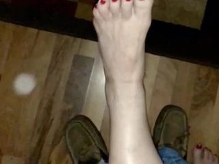 Esposa consigue Cum en su sexy pies y dedos de los pies