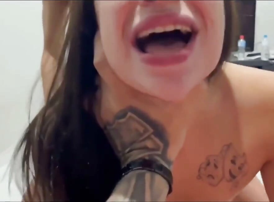 I Went to My Stepbrother's House to Meet His Girlfriend, but I Ended up Fucking Her!