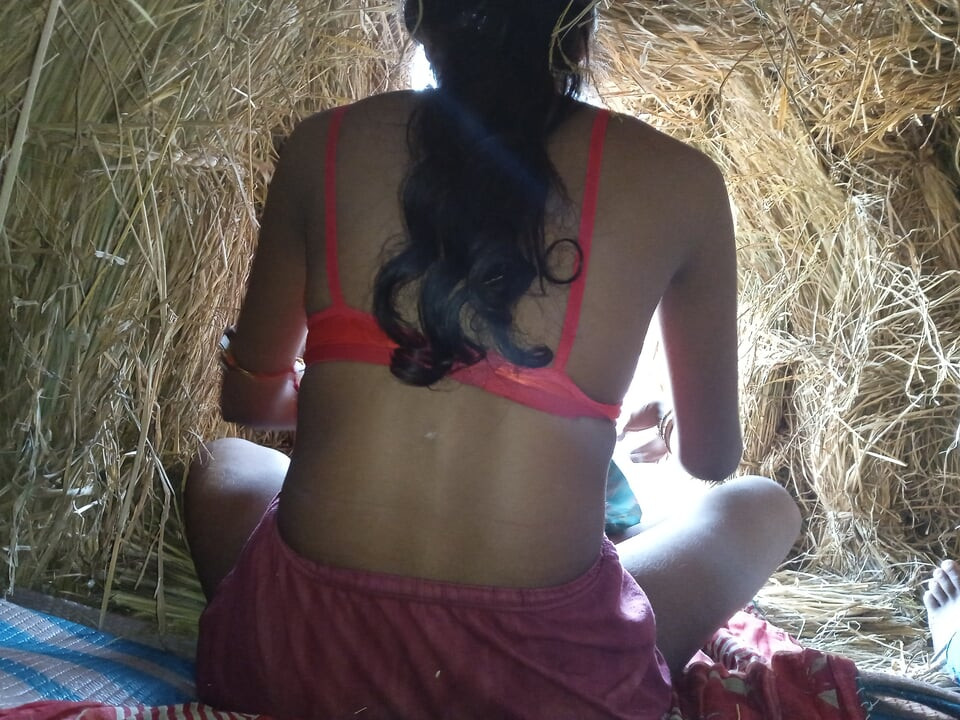 Gaov ki Bhabhi khet me
