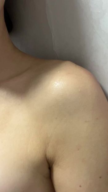 Sexy meisje plaagt naakt lichaam in de badkamer