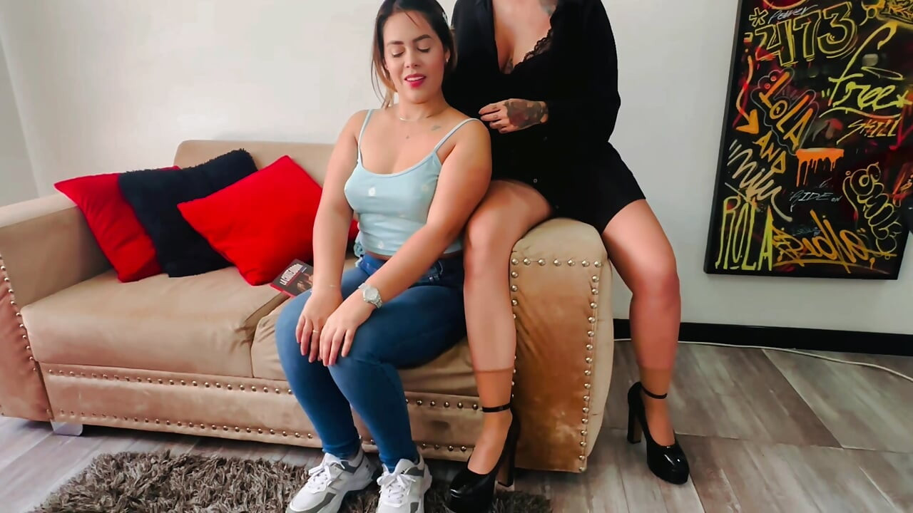 Colombian Big Ass Without Fear of Being Heard Play with Their Pussies Until They Cum Through the Rose of Their Tight Pussies