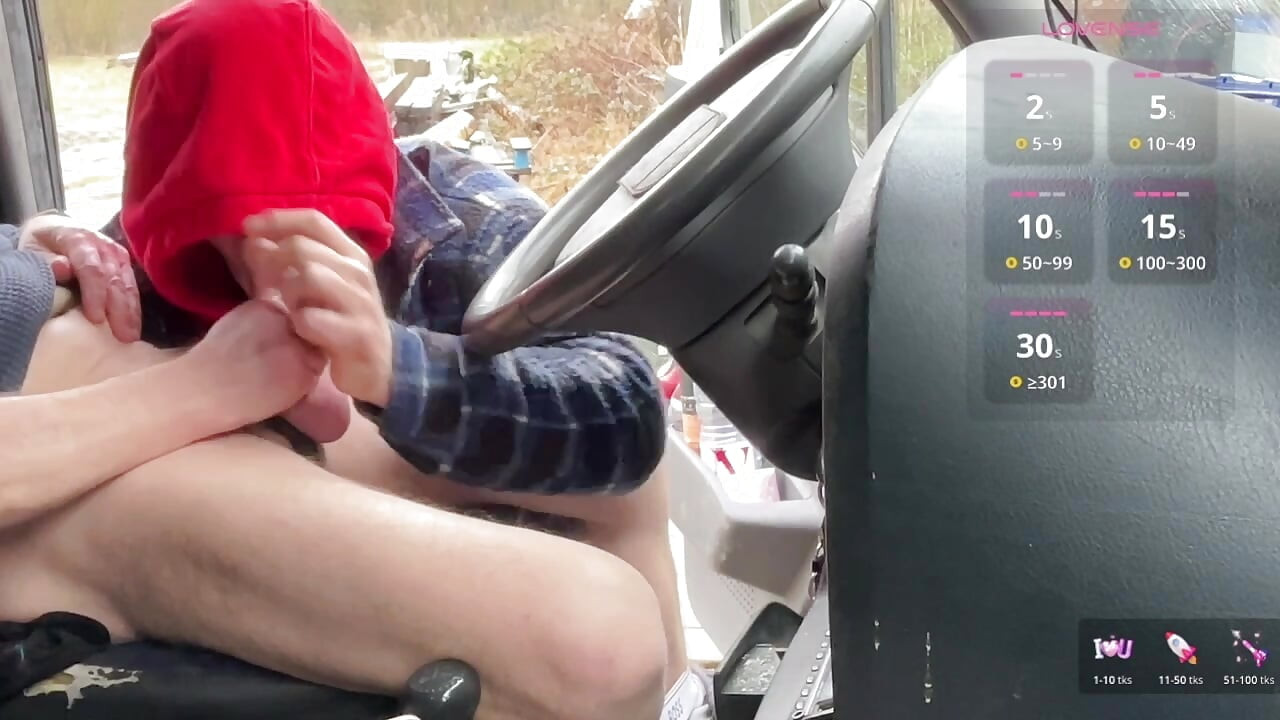 Tachinare de camion în zona de odihnă - moment de croazieră cu ușa deschisă