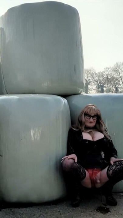Tranny Outdoor Pissing and Wanking | Clip 1