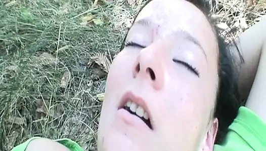 Hinterhältiger alter mann fickt einen teenager im wald