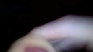 Bir video pornografisinin önünde mastürbasyon yapıyor