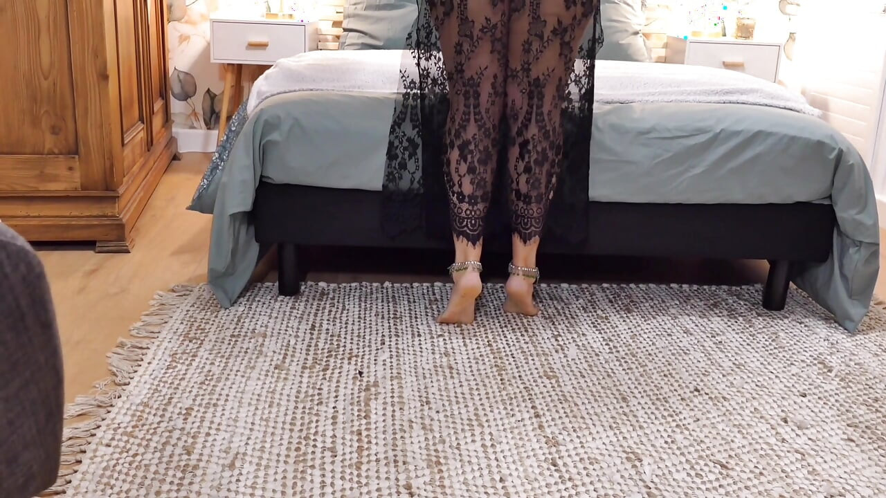 Selenas herausziehende halbnackte posieren und sexspiele im bett