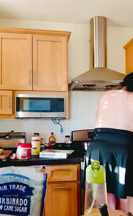 toples trans bimbo chodne laayak mammi chau mein banaati hai