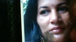 Eerbetoon aan sexy gezicht van Indische tante