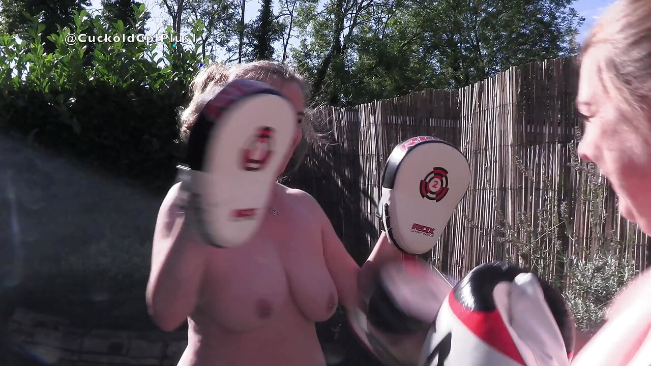 Boxe Nue Dans Le Jardin