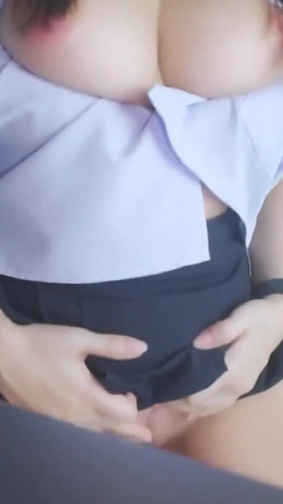 Gymnasieelev beder ældre elever om hjælp til lektier. Klar thai lyd | Klip 2
