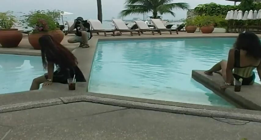 2 latina sexy apresentando fetiche de látex na piscina e na praia