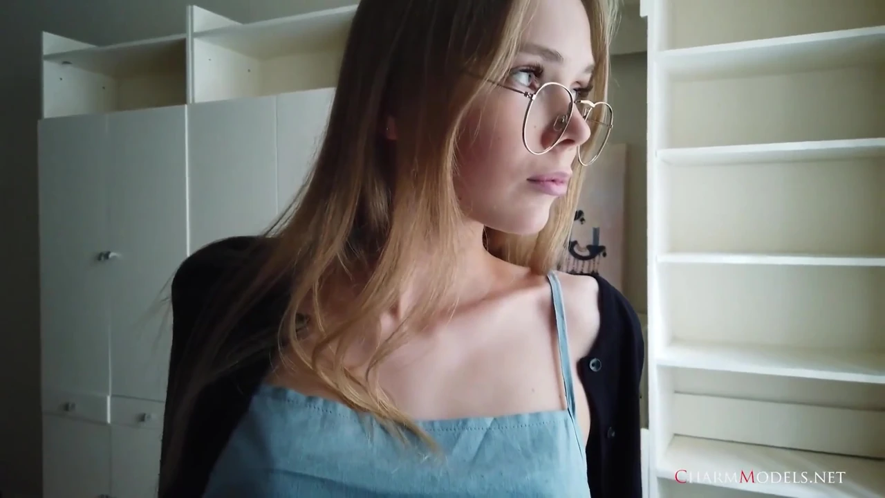 Seksi sarışın sekreter Luise önde gelen göğüs dekoltesi videosu