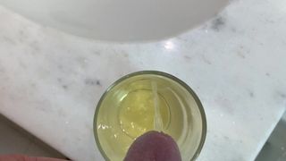 Un verre de pipi doré