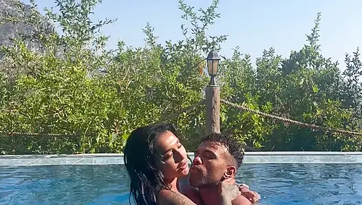Untreu Zu Meinem Mann Mit Der Riesigen Nachbarin Yasmina Khan Im Pool
