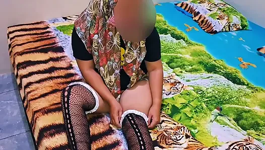 Das Hijab-Mädchen!! Ein Mädchen mit schwerem Herzen versucht, sich darauf einzulassen.