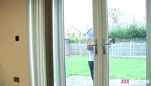 Çoraplı orta yaşlı seksi kadın büyük bir yarağa biniyor