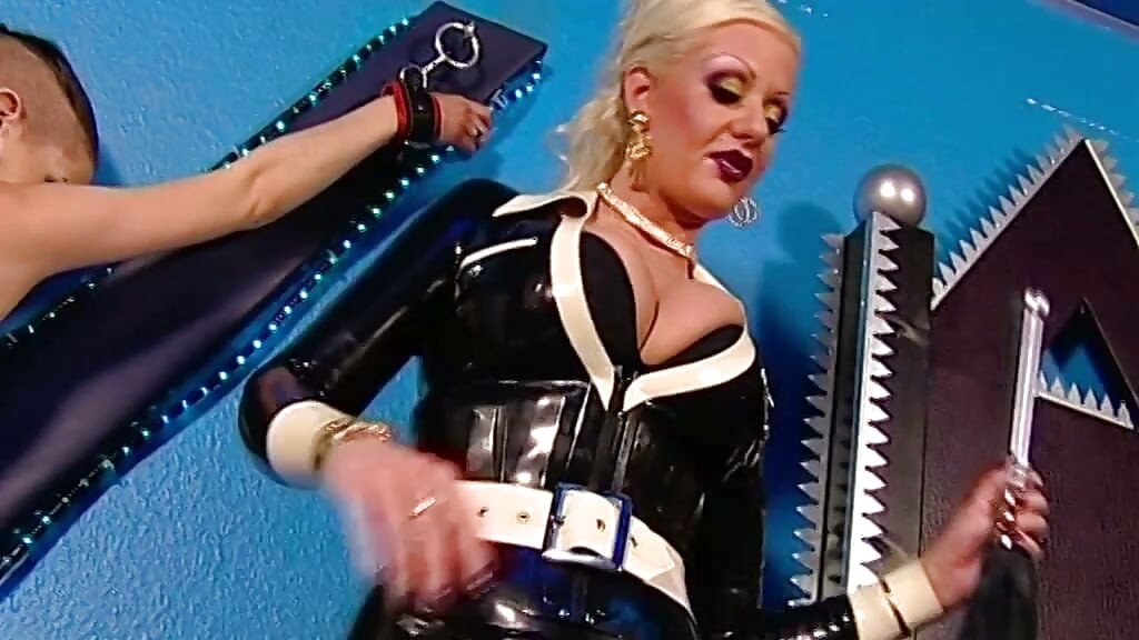 Maîtresse en latex remplit et baise violemment son esclave rasée