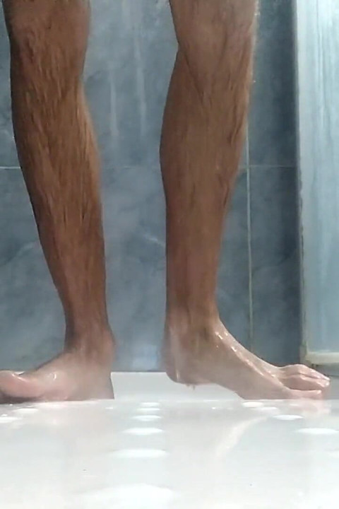 Kamu mau crot di kakiku? Mandi bareng spermamu dong! Cewek seksi ini lagi asik mainin kakinya di kamar mandi