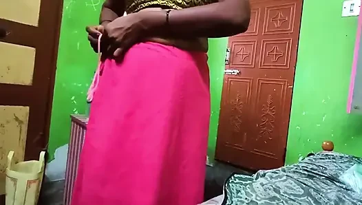 Ammu büyük göğüslerini gösteriyor ve sari değiştiriyor