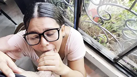 Adik tiri Kolombia minta aku ngentot memeknya di sebelah jendela supaya tetangga mau ngento dia