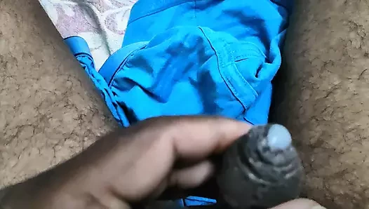 Büyük yaraklı genç oğlan mastürbasyon yapıyor
