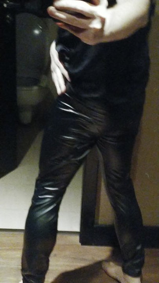 Wet look leggings crossdresser com tesão