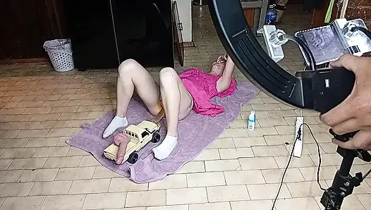 College-mädchen bekommt ihre muschi mit rc auto gefickt