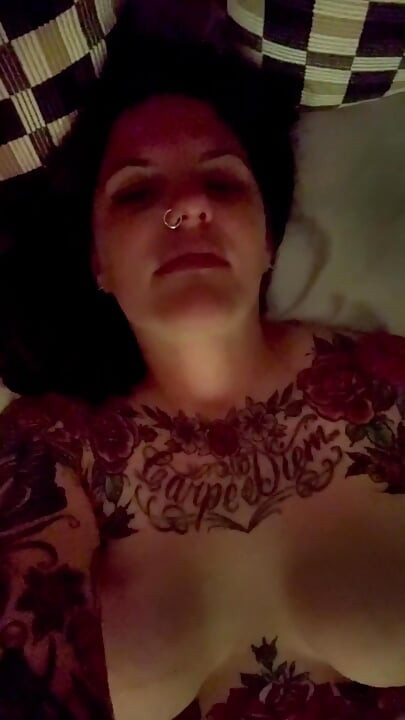 Мастурбирую и кончаю так жестко в середине ночи