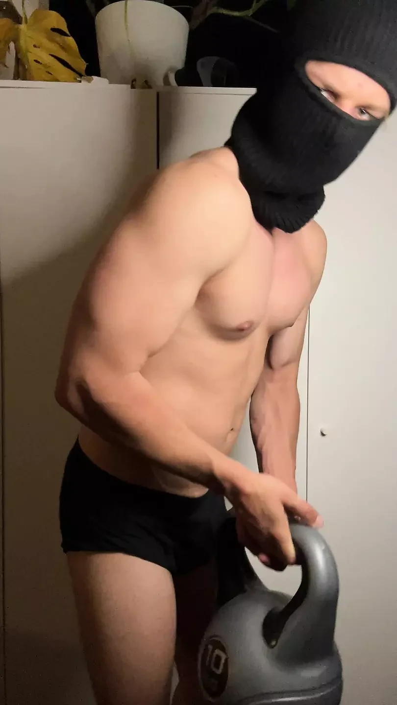 Un jeune mec fléchit ses muscles et taquine