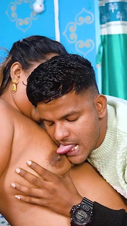 Bhabhi desi Mallu berkongkek tegar dengan debarnya semasa bersendirian di rumah – bergerak penuh (audio hindi ) | Klip 1