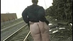 Princesa gorda fica nua na estrada de ferro